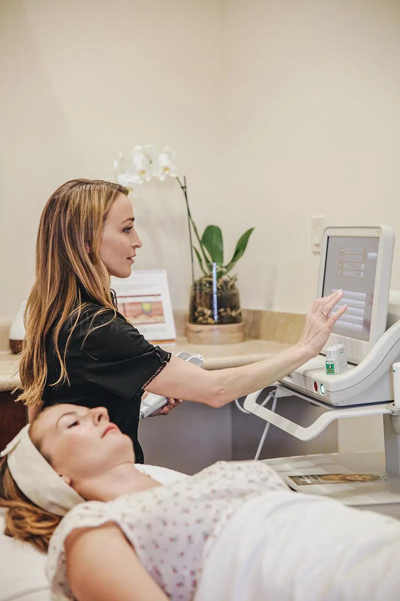 Female patient undergoing Ultherapy