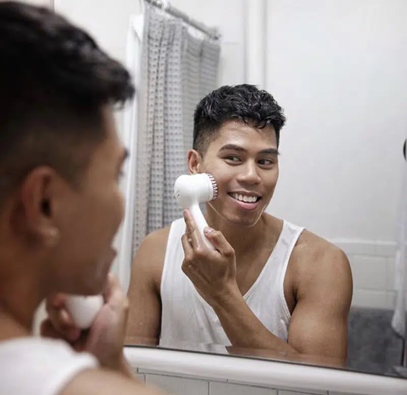Man using Clarisonic in his face