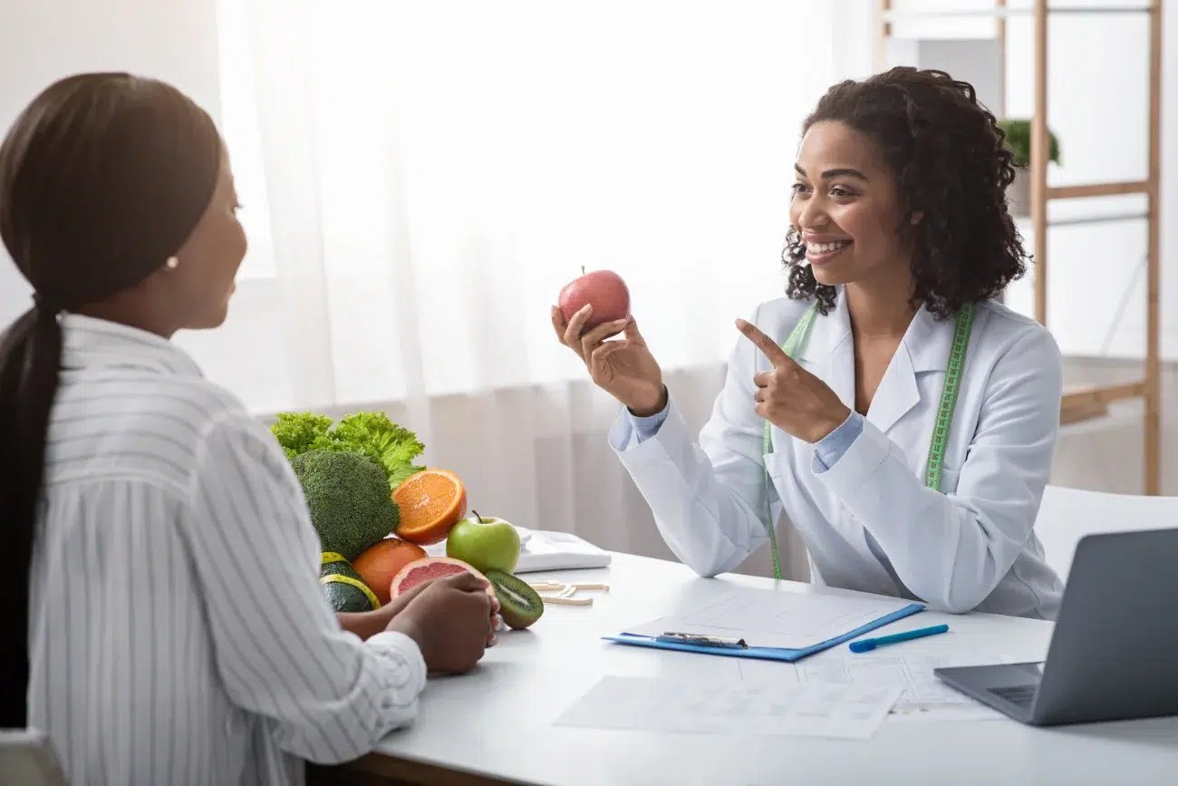 nutritionist giving consultation