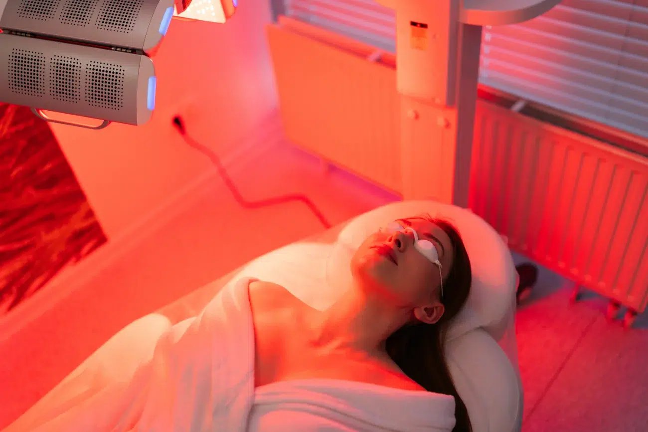 woman getting red light treatment